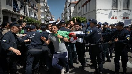 Scène de manifestation à Alger le 16 avril 2019 pendant le mouvement du Hirak (SABRI BENALYCHERIF / HANS LUCAS)