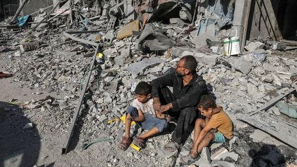 Des bâtiments détruits après des bombardements israéliens à Gaza, le 12 octobre 2023. (ABED RAHIM KHATIB / ANADOLU)