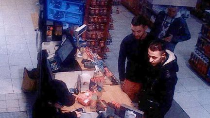 Une image de vidéosurveillance montrant Salah Abdeslam (à droite) et son complice Mohamed Abrini dans une station service de l'Oise lors de sa fuite vers la Belgique, le 14 novembre 2015. (OFF / AFP)