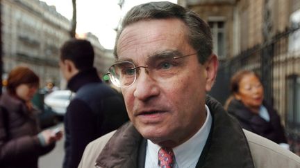 Le maire du 8e arrondissement de Paris, Fran&ccedil;ois Lebel, devant la mairie apr&egrave;s avoir uni l'ancien pr&eacute;sident Nicolas Sarkozy et sa compagne Carla Bruni, le 2 f&eacute;vrier 2008.&nbsp; (JEAN AYISSI / AFP)