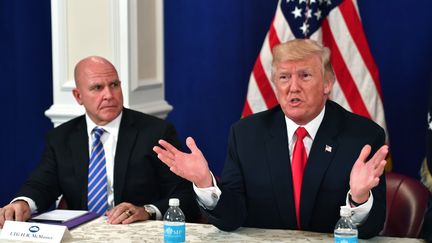 Le&nbsp;président américain Donald Trump et son&nbsp;conseiller à la sécurité nationale, le général HR McMaster, le 10 août 2017 au golf de Bedminster, dans le New Jersey. (NICHOLAS KAMM / AFP)