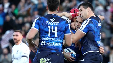 La joie de Maxime Lucu et des joueurs de Bordeaux-Bègles, solides vainqueurs de Bristol à l'occasion de la 2e journée de Champions Cup, le 16 décembre 2023. (ROMAIN PERROCHEAU / AFP)