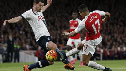 Alexis Sanchez au duel avec Jan Vertonghen (ADRIAN DENNIS / AFP)