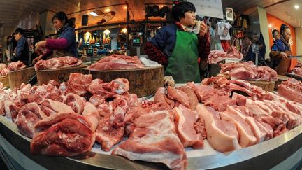 Un &eacute;tal de viande &agrave; Hangzhou, dans l'est de la Chine, le 9 d&eacute;cembre 2012. (HAN CHUANHAO / XINHUA / AFP)