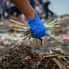 Des pailles en plastique ramassées par un volontaire sur la plage de Baseco, à Manille, la capitale des Philippines, le 21 septembre 2024. (JAM STA ROSA / AFP)