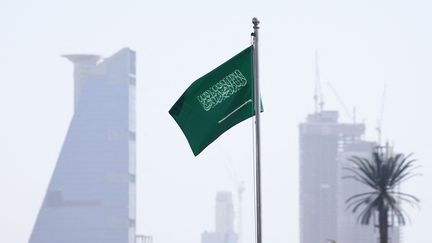 Un drapeau de l'Arabie saoudite flotte à Jeddah, le 10 mars 2024. (JAKUB PORZYCKI / NURPHOTO / AFP)