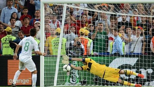 L'arr&ecirc;t d'Iker Casillas sur le tir de Moutinho, le 27 juin 2012 &agrave; &nbsp;Donetsk (Ukraine). (FRANCK FIFE / AFP)