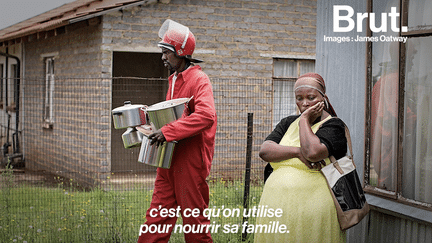 Connues pour leurs méthodes hyper-violentes pouvant aller jusqu’au meurtre, elles sont payées pour expulser les familles qui squattent illégalement en Afrique du Sud. On les appelle "les fourmis rouges". Le photographe James Oatway les a suivis pendant un an. Il raconte.