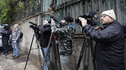 Des journalistes devant le domicile de Carlos Ghosn à Beyrouth (Liban), mardi 31 décembre 2019. (ANWAR AMRO / AFP)