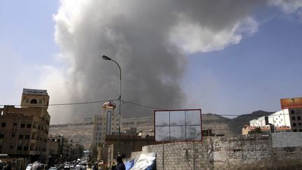 Un panache de fum&eacute;e s'&eacute;l&egrave;ve dans le ciel de Sanaa, la capitale du Y&eacute;men, apr&egrave;s un raid de la coalition arabe, le 20 avril 2015. (MOHAMMED HAMOUD / ANADOLU AGENCY / AFP)