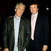 Le financier américain Jeffrey Epstein (à gauche) accompagné de Donald Trump, alors homme d'affaires à succès, en 1997 lors d'une soirée organisée au club Mar-a-Lago de Palm beach (Floride). (DAVIDOFF STUDIOS PHOTOGRAPHY / ARCHIVE PHOTOS / GETTY IMAGES)