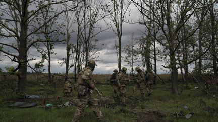 Des soldats ukrainiens dans la région de Kharkiv (Ukraine), plus au nord du front du Donbass, le 19 septembre 2022. (LEO CORREA / AP / SIPA)