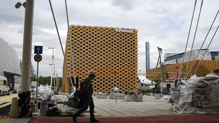 Le pavillon de Pologne, sur lequel on s'affaire, le 29 avril 2015. (OLIVIER MORIN / AFP)