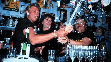 Johnny Hallyday en juin 1991, lors de l’inauguration du "Backstage Café" sur le port de Saint-Tropez. (FRANZ CHAVAROCHE / MAXPPP)