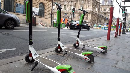 Les trottinettes électriques en libre-service se développent à Paris. (NATHALIE DOMÉNÉGO / FRANCE-BLEU PARIS)