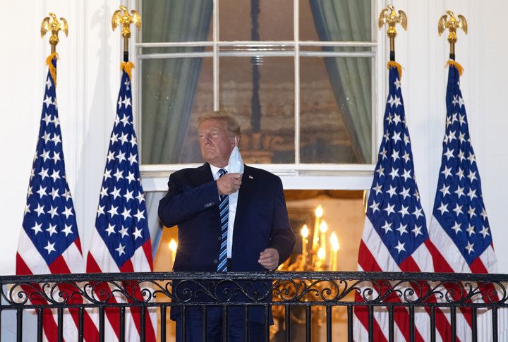 Donald Trump, de retour la Maison Blanche, enlève son masque, le 5 octobre 2020,&nbsp; à Washington. (WIN MCNAMEE / GETTY IMAGES NORTH AMERICA / AFP)