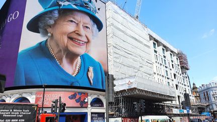 &nbsp;Un immense portrait d’Elisabeth II occupe les écrans lumineux de&nbsp;Piccadilly Circus, en plein Londres. (RICHARD PLACE / RADIO FRANCE)