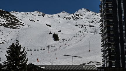 La station des Menuires&nbsp;(Savoie),&nbsp;le 17 mars 2020, durant le premier confinement. Photo d'illustration. (PHILIPPE DESMAZES / AFP)