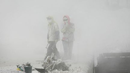 Travail dans la poussière. Les industries grandes consommatrices d’énergie et très polluantes ont dû quitter l’est du pays pour s’installer dans les régions centrales et occidentales. Wuhai, Mongolie-Intérieure, 2006.
© Lu Guang / Contact Press Images
 (© Lu Guang / Contact Press Images)