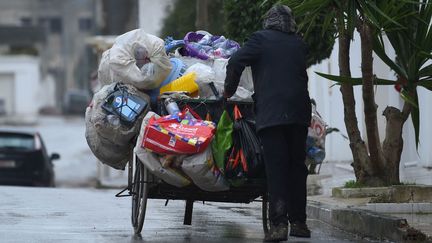 Un barbecha, chiffonnier tunisien, dans les rues de Tunis, le 6 janvier 2019. (FETHI BELAID / AFP)