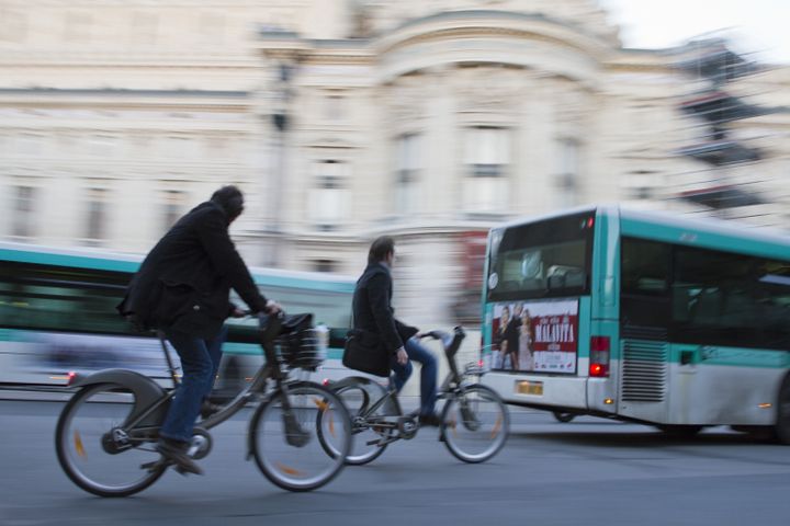 Des cyclistes montés sur des Vélib' à Paris, en 2013. (JACQUES LOIC / PHOTONONSTOP / AFP)