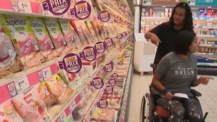 En France, 500 000 jeunes seraient ce qu'on appelle des aidants, c'est-à-dire qu'ils soutiennent quotidiennement un proche âgé ou handicapé. (FRANCE 2)