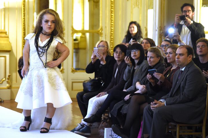 L'une des mannequins du d&eacute;fil&eacute; des personnes de petite taille, le 2 octobre 2015 &agrave; Paris. (DOMINIQUE FAGET / AFP)