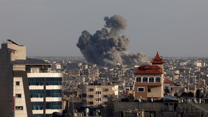 De la fumée dans un quartier de Khan Younès, dans la bande de Gaza, après un bombardement attribué à l'armée israélienne, le 24 janvier 2024. (AFP)