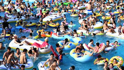 Des vacanciers profitent d'une piscine, à Chongqing, en Chine, le 29 juillet 2019.&nbsp; (STRINGER / IMAGINECHINA / AFP)