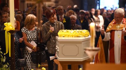 Chris Sutton l&egrave;ve le pouce en l'air devant le cercueil de son fr&egrave;re Stephen, jeudi 29 mai, dans la cath&eacute;drale de Lichefield (Royaume-Uni). (JOE GIDDENS / POOL / AFP)