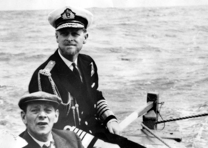 Le prince Philip, barbu et en uniforme, le 7 février 1957, à la barre du "Lorna" après être descendu du "Britannia" au large de l'île britannique de Tristan da Cunha dans l'Atlantique Sud. (KEYSTONE PICTURES USA / MAXPPP)