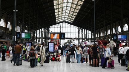 Des voyageurs attendent leur train à la gare du Nord, à Paris, le 3 août 2023. (STEFANO RELLANDINI / AFP)