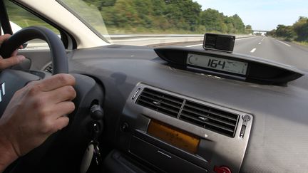 Un conducteur utilisant un boîtier Coyote. (FRANÇOIS DESTOC / MAXPPP)