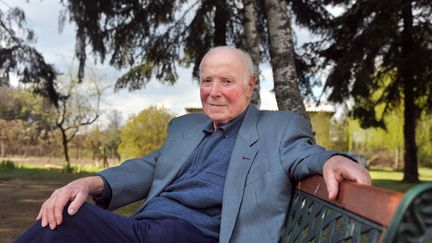 L'ancien secr&eacute;taire g&eacute;n&eacute;ral de la CGT Georges Seguy dans son jardin, &agrave;&nbsp;Vieilles-Maisons-sur-Joudry (Loiret), le 7 avril 2008.&nbsp; (ALAIN JOCARD / AFP)