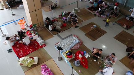 Des r&eacute;fugi&eacute;s, &eacute;vacu&eacute;s avant le passage du typhon Chan-Hom, &agrave;&nbsp;Leqing, dans la province de&nbsp;Zhejiang, le&nbsp;10 juillet 2015.&nbsp; ( AP / SIPA )