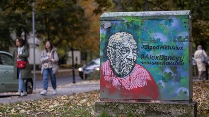 Le 19 octobre 2023, à Varsovie, en Pologne, un graffiti représentant l'Israélo-Polonais Alex Dancyg, qui a été pris en otage par le Hamas en Israël, le 7 octobre 2023. (WOJTEK RADWANSKI / AFP)