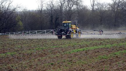 Un agriculteur épand des pesticides, le 3 avril 2015 à Villefrance-de-Lauragais (Haute-Garonne). (REMY GABALDA / AFP)