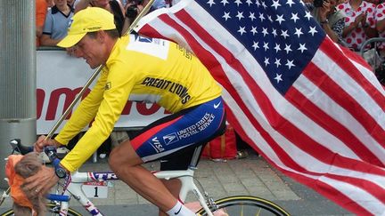 Lance Armstrong apr&egrave;s sa victoire sur le Tour de France, le 23 juillet 2000 &agrave; Paris. (JOEL SAGET / AFP)