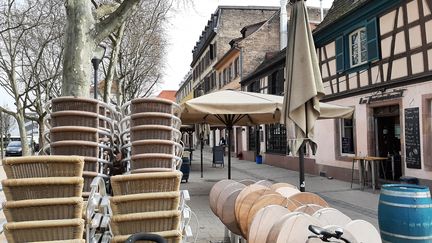 Les tables et chaises attendent dehors, devant des bars de Krutenau, à Strasbourg, le 26 février. (CORINNE FUGLER / FRANCE-BLEU ALSACE (+ FB ELSASS))