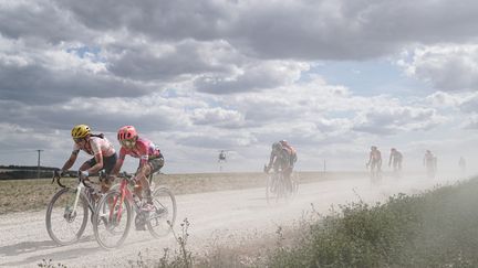 Entre Troyes et Bar-sur-Aube, les coureuses traversent des chemins blancs, le 27 juillet 2022. Ces sentiers pentus et graveleux causent de nombreuses cassures dans le peloton. (THOMAS MAHEUX / ASO)