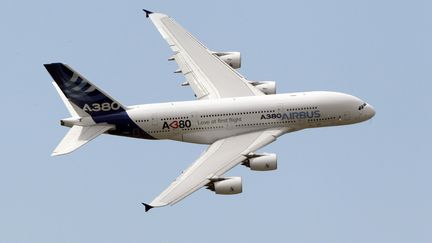 L'Airbus A380 lors d'un vol d'exhibition au salon du Bourget (Seine-Saint-Denis), le 23 juin 2011. (PIERRE VERDY / AFP)