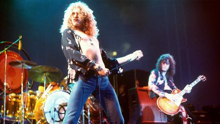 Robert Plant à gauche et Jimmy Page de Led Zeppelin, en concert en 1975. (REX FEATURES/SIPA)