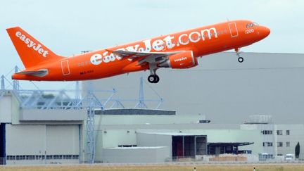 La compagnie a&eacute;rienne britannique EasyJet devra payer 70 000 euros d'amende pour avoir refus&eacute; l'embarquement &agrave; trois personnes handicap&eacute;es. (REMY GABALDA / AFP)