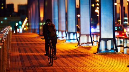 Près de six cyclistes sur dix (57%) roulent mal éclairés la nuit en ville,selon une étude de l'association Prévention routière. (ITARU SUGITA / EYEEM / GETTY IMAGES)