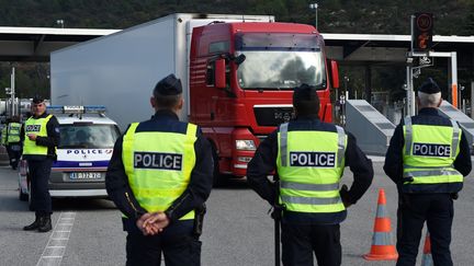 Des policiers contrôlent des camions, au niveau du péage de La Turbie (Alpes-Maritimes), sur l'A8, le 13 novembre 2015.&nbsp; (ANNE-CHRISTINE POUJOULAT / AFP)