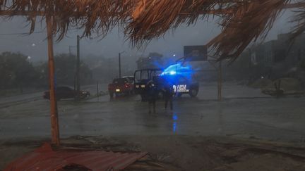 L'ouragan Agatha frappe la ville de Huatulco (Mexique), le 30 mai 2022. (GIL OBED / AFP)