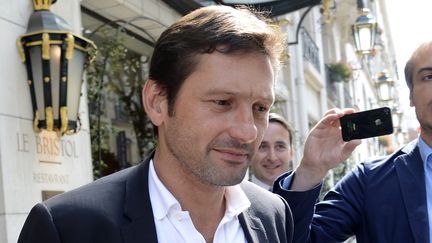 L'ancien directeur sportif du PSG, Leonardo, quitte l'h&ocirc;tel Bristol &agrave; Paris, le 15 juillet 2013. (BERTRAND GUAY / AFP)