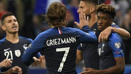 Antoine Griezmann félicite Kingsley Coman (à droite), auteur du premier but français contre l'Albanie, au Stade de France, le 7 septembre 2019.&nbsp; (LIONEL BONAVENTURE / AFP)