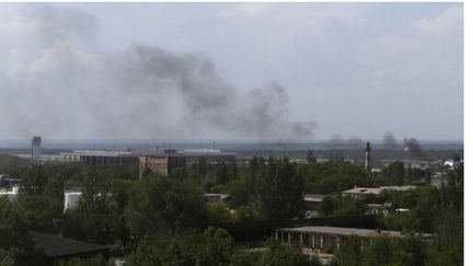 &nbsp; (Un nuage de fumée s'élève au-dessus de Donetsk © maxppp)