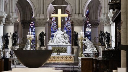 Cette photographie présente l'autel conçu par l'artiste et designer français Guillaume Bardet, situé au cœur de la cathédrale Notre-Dame de Paris. (STEPHANE DE SAKUTIN / POOL / AFP)